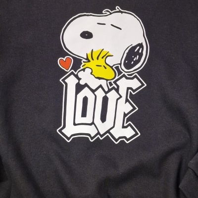 Camisola preta com estampa de Snoopy e Woodstock com a palavra LOVE.