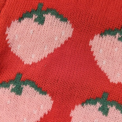 tecido de malha vermelha com padrão de morangos cor-de-rosa