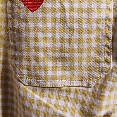 Bolso de tecido xadrez amarelo claro e branco com bordado de coração vermelho