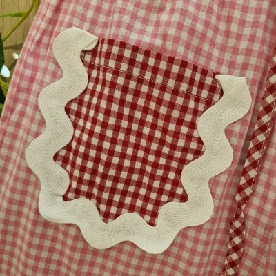 tecido de padrão xadrez branco e vermelho com bolso xadrez e borda ondulada branca