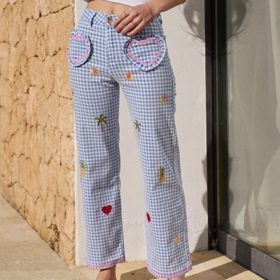 Calças xadrez azul e branco com bordados e bolsos em formato de coração