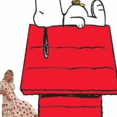 Vestido branco com padrão de cogumelos vermelhos e pretos e ilustração de Snoopy na casota vermelha.