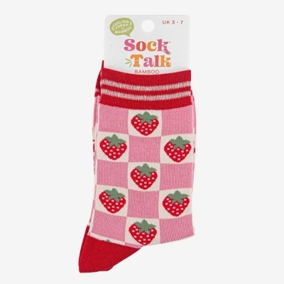 Meias cor de rosa e vermelho com padrão de morangos e quadros
