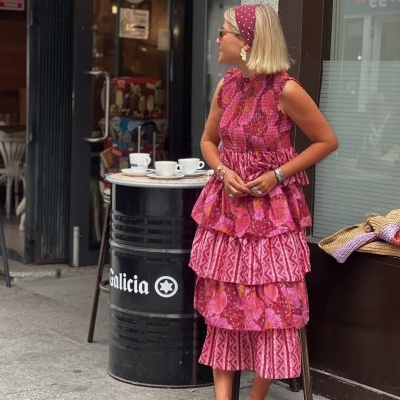Vestido feminino em camadas rosa com padrão floral e geométrico