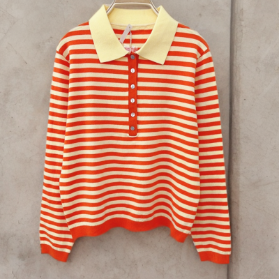 Camisa polo riscas laranja e creme com gola amarelo claro e botões brancos