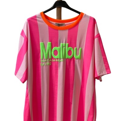 T-shirt rosa com riscas e texto verde Malibu, gola laranja, pendurada num cabide