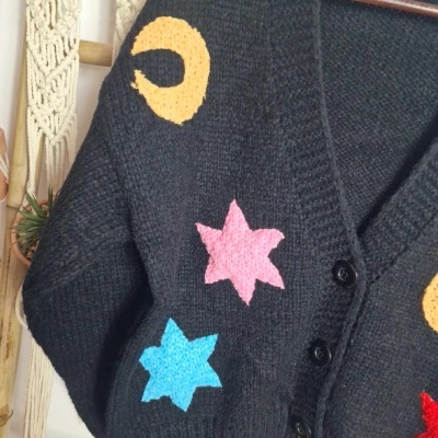 Cardigan preto com estrelas e luas coloridas