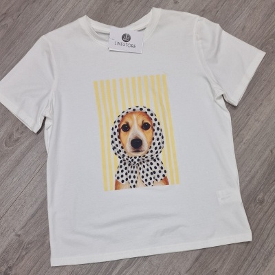 T-shirt branca com estampa de cão com lenço de bolinhas e riscas amarelas no fundo