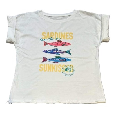 T-shirt branca com estampa colorida e texto SARDINES SUNKISS