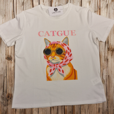 T-shirt branca com estampa de gato usando óculos escuros e lenço rosa com bolinhas vermelhas, texto CATGUE acima.