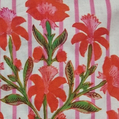 Tecido com padrão floral vermelho, rosa e verde em fundo branco riscado de cor-de-rosa