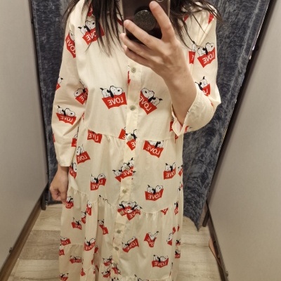 Vestido comprido creme com padrão vermelho e preto com texto LOVE, fotografado num espelho