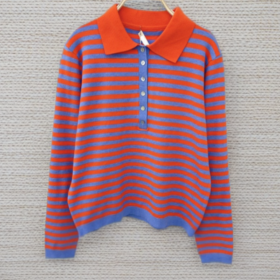 Camisola riscada laranja e azul com gola polo laranja num cabide