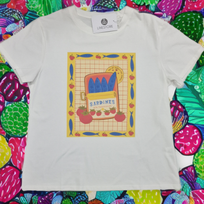 T-shirt branca com estampa colorida de latinha de sardinhas e tomate.