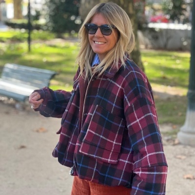 Moranguito casaco xadrez vermelho preto azul e branco com bolsos grandes em parque