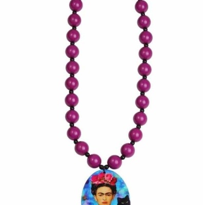 Colar com contas rosa e pingente oval com imagem de mulher e gato.