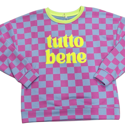 Sweatshirt azul e rosa quadriculada com texto amarelo tutto bene