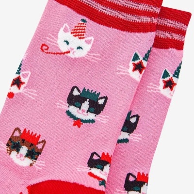 Meias rosa com padrão de gatos coloridos e punho vermelho listrado branco