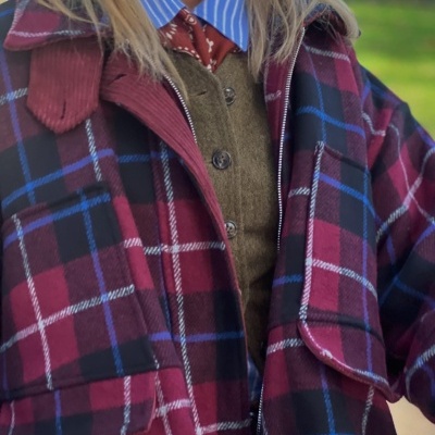 Casaco xadrez vermelho, preto e azul com bolsos
