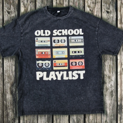 Camiseta preta estilo vintage com estampado de cassetes e texto OLD SCHOOL PLAYLIST