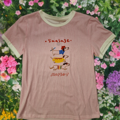 T-shirt rosa às riscas finas com estampa de três cães empilhados e texto Sausage Market