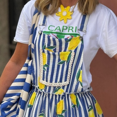 Macacão às riscas azuis e brancas com limões amarelos e renda, t-shirt branca e colar amarelo flor