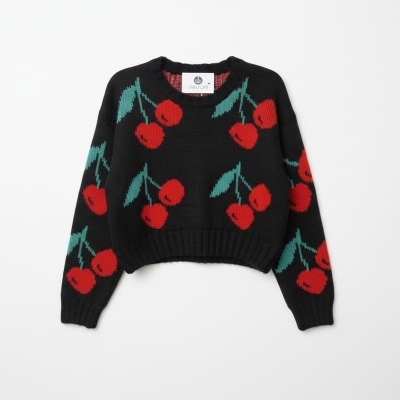 Camisola preta com padrão de cerejas vermelhas