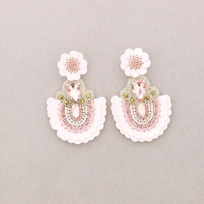 Brincos decorativos rosas com pedras e miçangas em fundo cinza