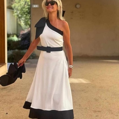 Vestido longo branco com detalhes pretos e cinto largo, usado por mulher com óculos de sol