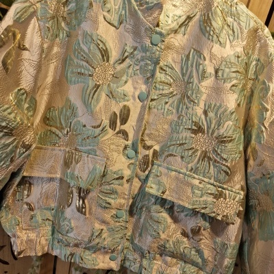 Casaco curto floral jacquard com botões e bolsos