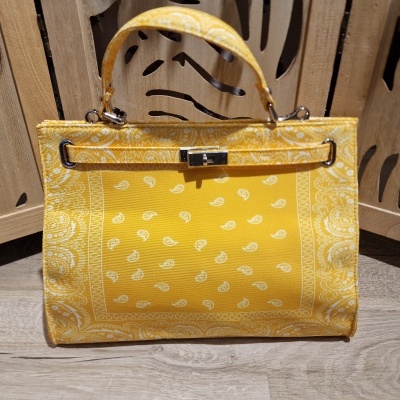 Mala amarela com padrão de cachecol e alça superior