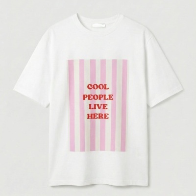 T-shirt branca com riscas cor-de-rosa e texto vermelho COOL PEOPLE LIVE HERE