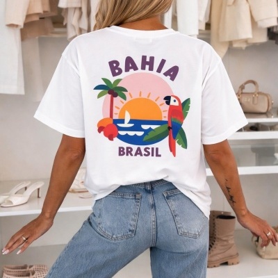 T-shirt branca com estampa colorida BAHIA BRASIL vista de costas numa mulher com calças de ganga azul claro