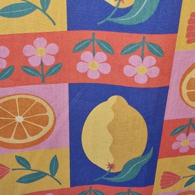 Pano com estampas coloridas de frutas e flores