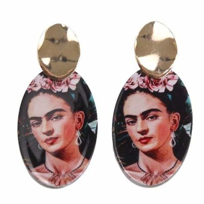 Brincos pendentes com imagem da Frida Kahlo em oval plástico e base dourada.