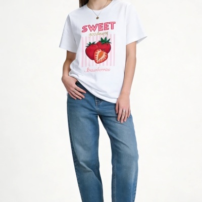 mulher com t-shirt branca estampada morangos e calças de ganga azuis