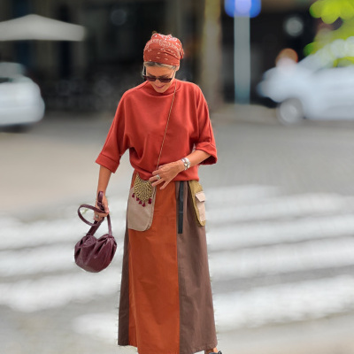 Mulher com roupas outonais e lenço vermelho na cabeça