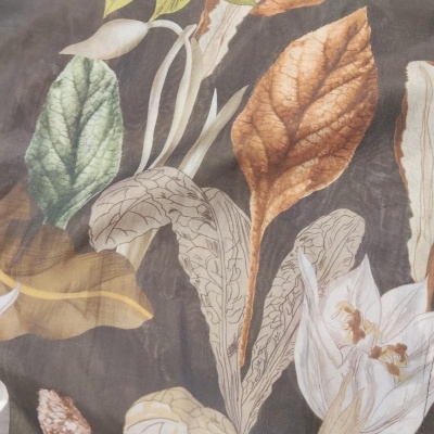 Tecido floral com folhas castanhas, verdes e bege e flores brancas em fundo escuro