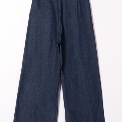 Calças azuis de tecido denim com folho nas bainhas penduradas