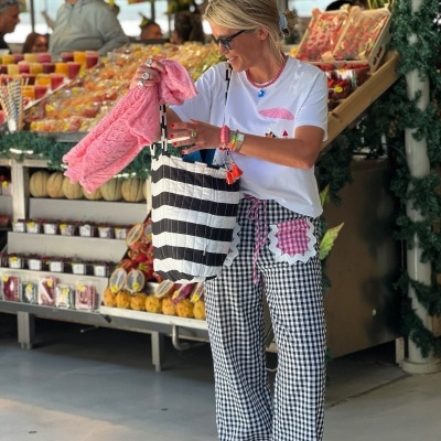 Mulher com roupa casual a fazer compras num mercado