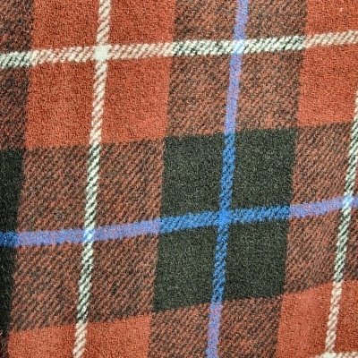 Tecido xadrez vermelho, preto, azul e branco com textura entrelaçada