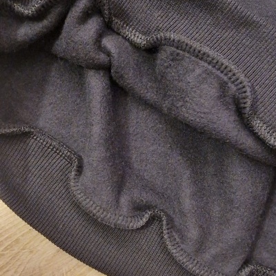 tecido felpudo interior de sweatshirt preto e chão de madeira