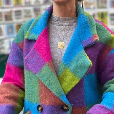 Casaco xadrez colorido com gola e botões