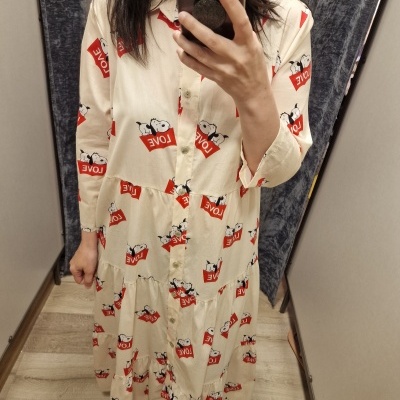 Vestido comprido bege com estampado de caixas vermelhas LOVE e gatinhos, tecido leve, mangas compridas.