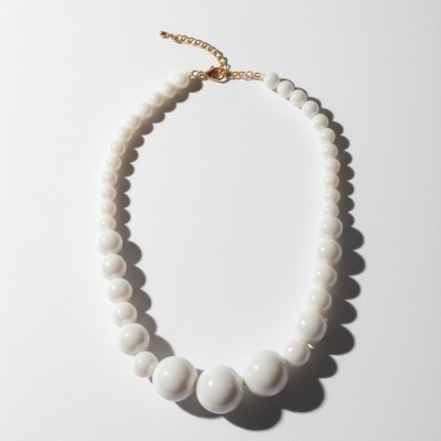 Colar de pérolas brancas com fecho dourado
