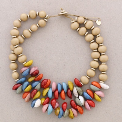 Colar colorido com contas de madeira claras e coloridas