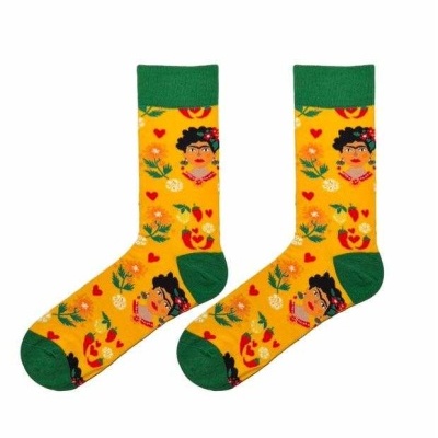 Meias amarelas com detalhes florais, corações e rostos femininos, biqueira, salto e cano verdes.