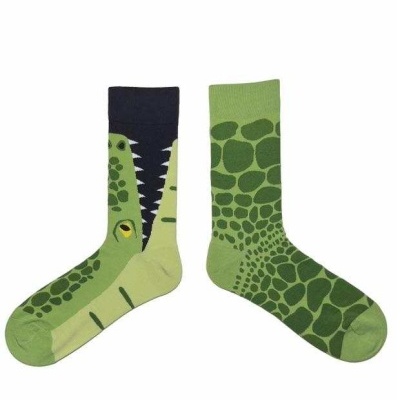 Par de meias verdes com padrão de crocodilo em fundo branco