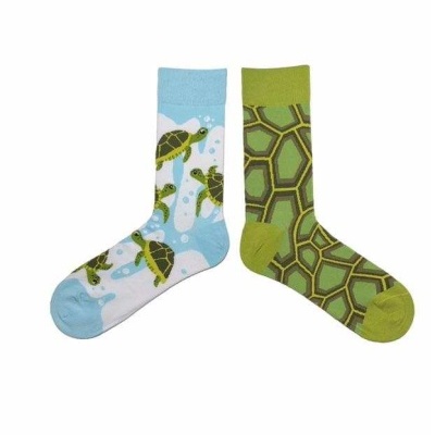 Meias coloridas com desenhos de tartarugas e carapaça