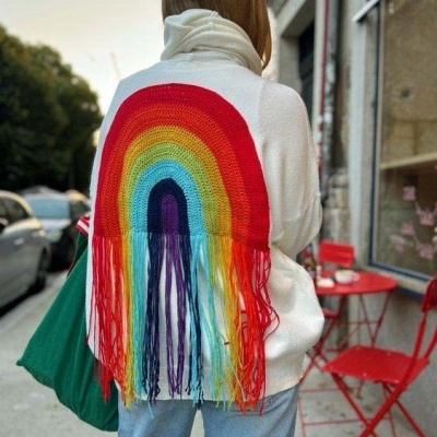 Suéter branco com arco-íris em croché colorido com franjas nas costas